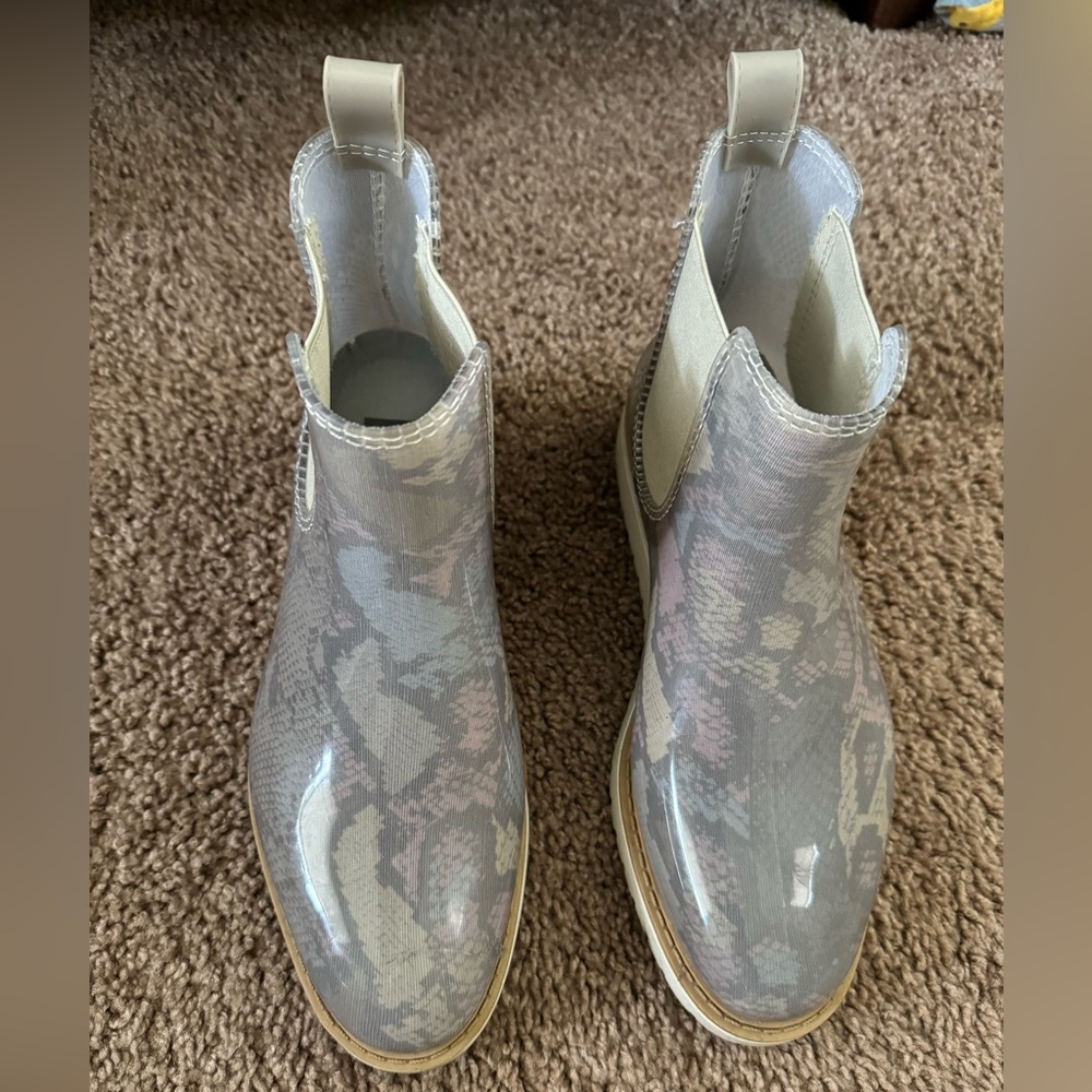 Cougar gloss waterproof platform Chelsea boot Size 7